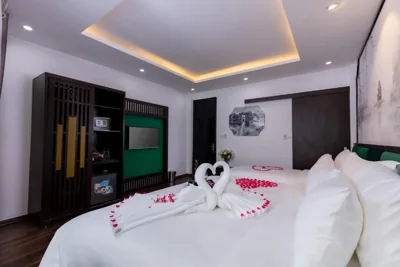 Habitación Familiar con Balcón — Hanoi Center Silk Lullaby Hotel and Travel